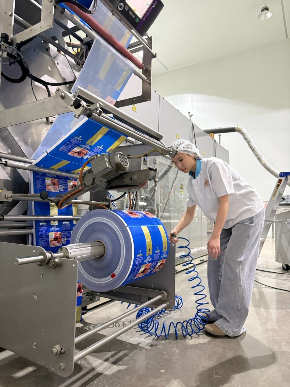 Winnie loading a packaging film roll
